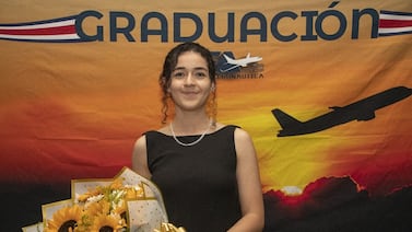 Mujer de Alajuelita enorgullece a Costa Rica y hace historia al ser la primera técnica en mantenimiento aeronáutico de su país