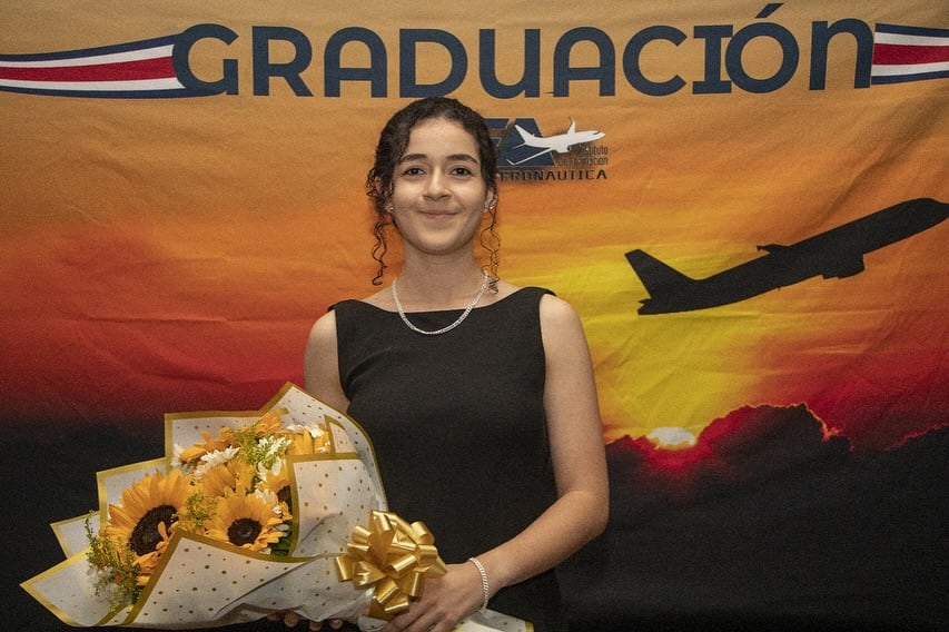 Esther Pocasangre, una joven de 22 años, es la primera estudiante en graduarse del técnico en mantenimiento aeronáutico en el IFA.