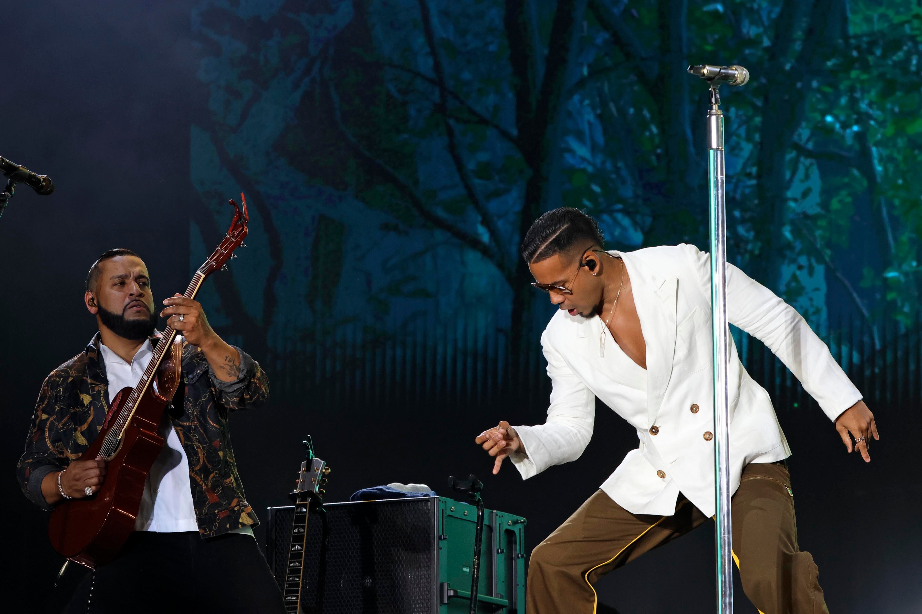 Aventura y Romeo Santos