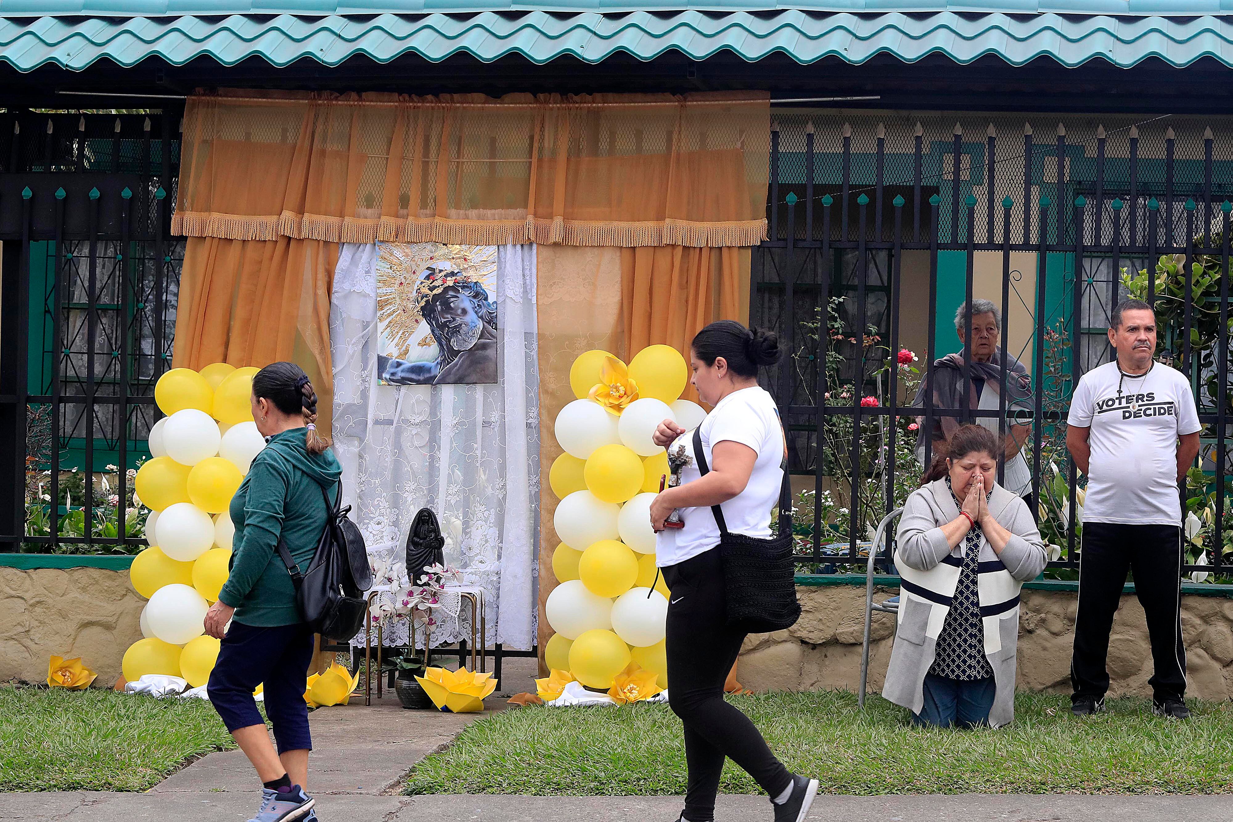 07/01/20023        San José. Romería con el Santo Cristo de Esquipulas desde la Catedral Metropolitana hasta la parroquia de Alajuelita, pasando por la comunidad de Cristo Rey conde el padre Sergio y los colaboradores de Obras del Espíritu Santo también le dieron el acostumbrado especial recibimiento de todos los años. La pequeña peregrinación también pasó por Sagrada Familia y Hatillo antes de llegar a su destino final.