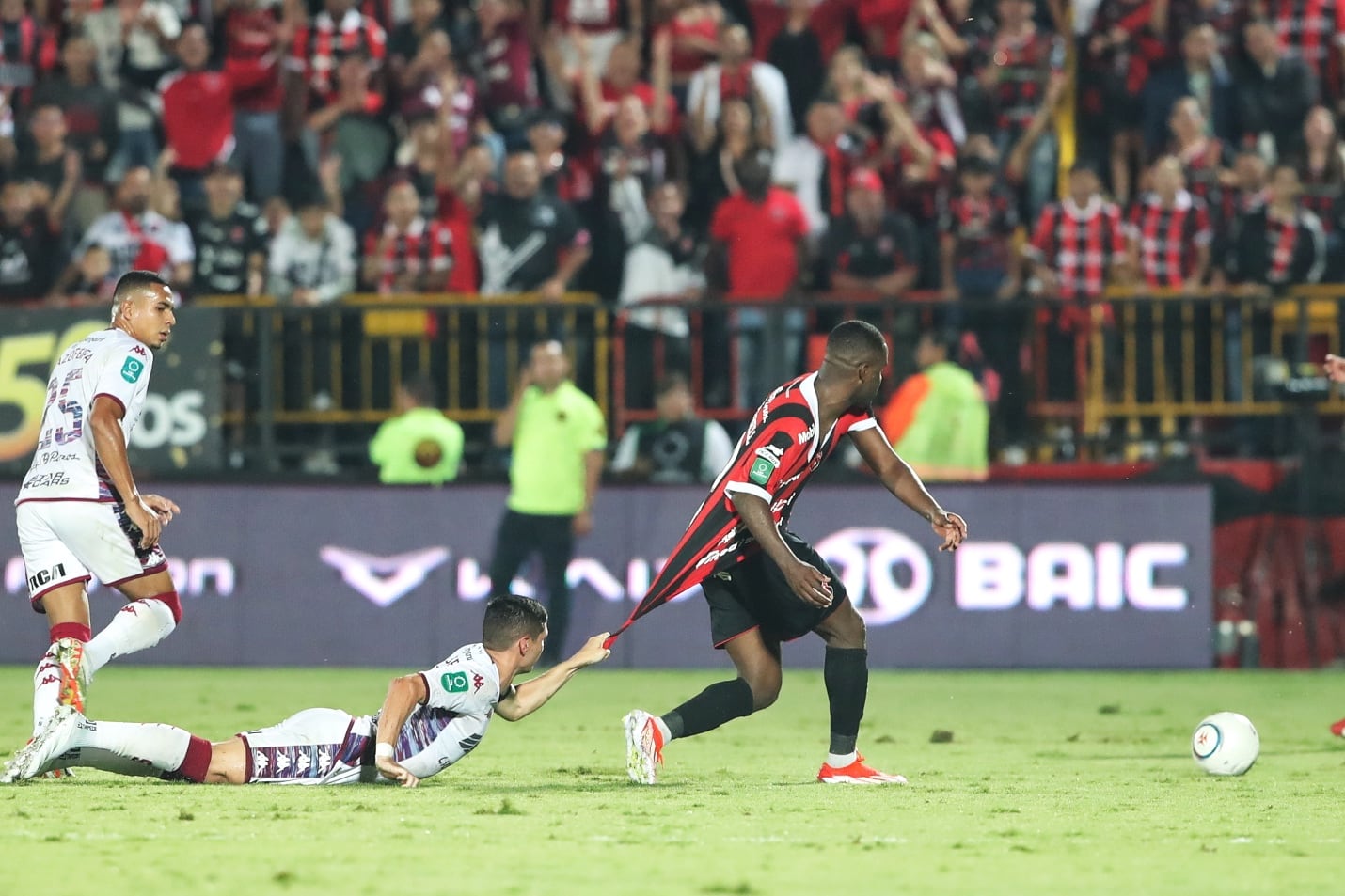 20/04/2024/  Clásico Nacional entre Liga Deportiva Alajuelense vs Deportivo Saprissa por la jornada 19 del torneo clausura de la Liga Promerica en el estadio Alejandro Morera Soto / Foto John Durán