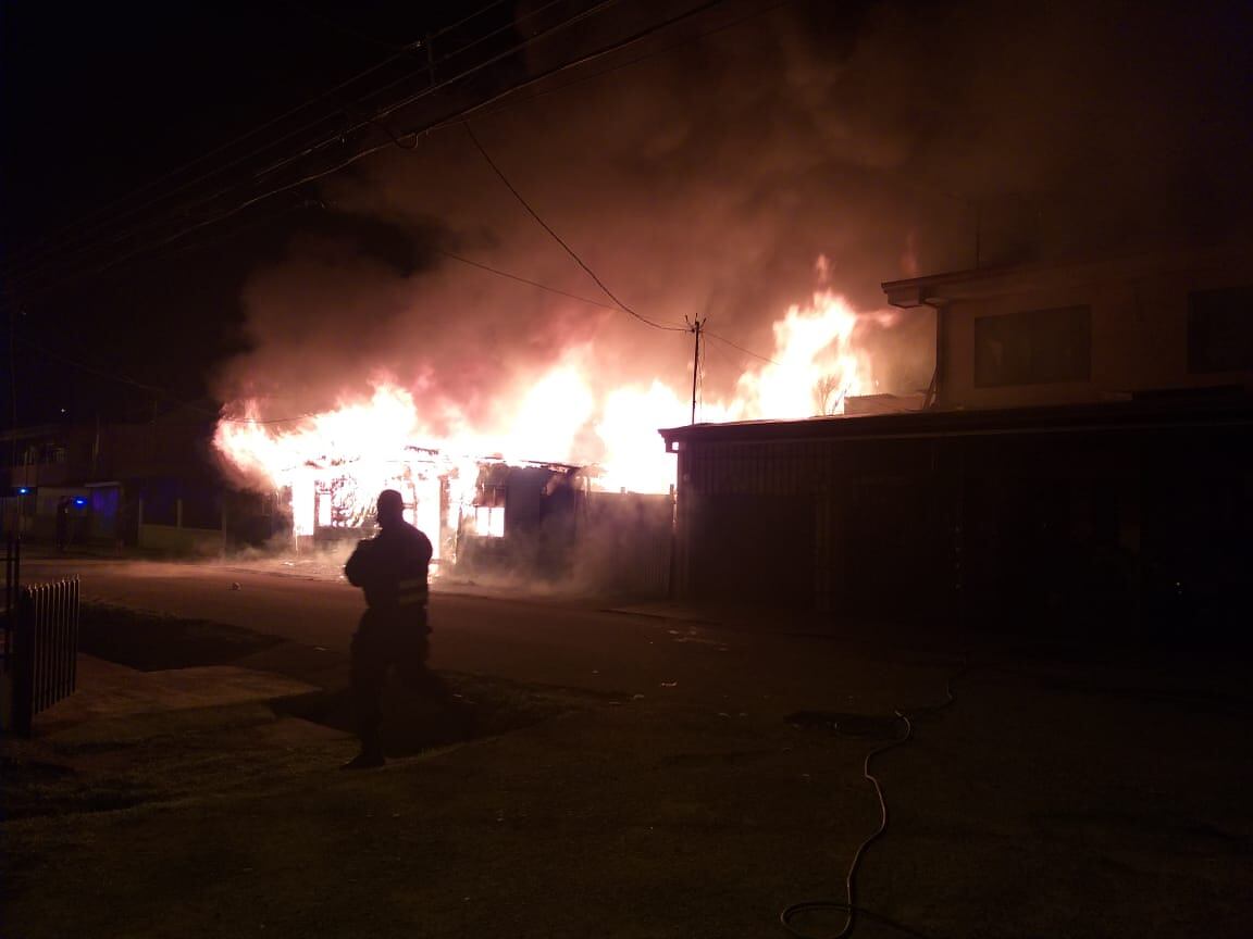 Familia lo perdió todo en incendio en San Isidro de El Guarco, Cartago. Foto Keyna Calderón.