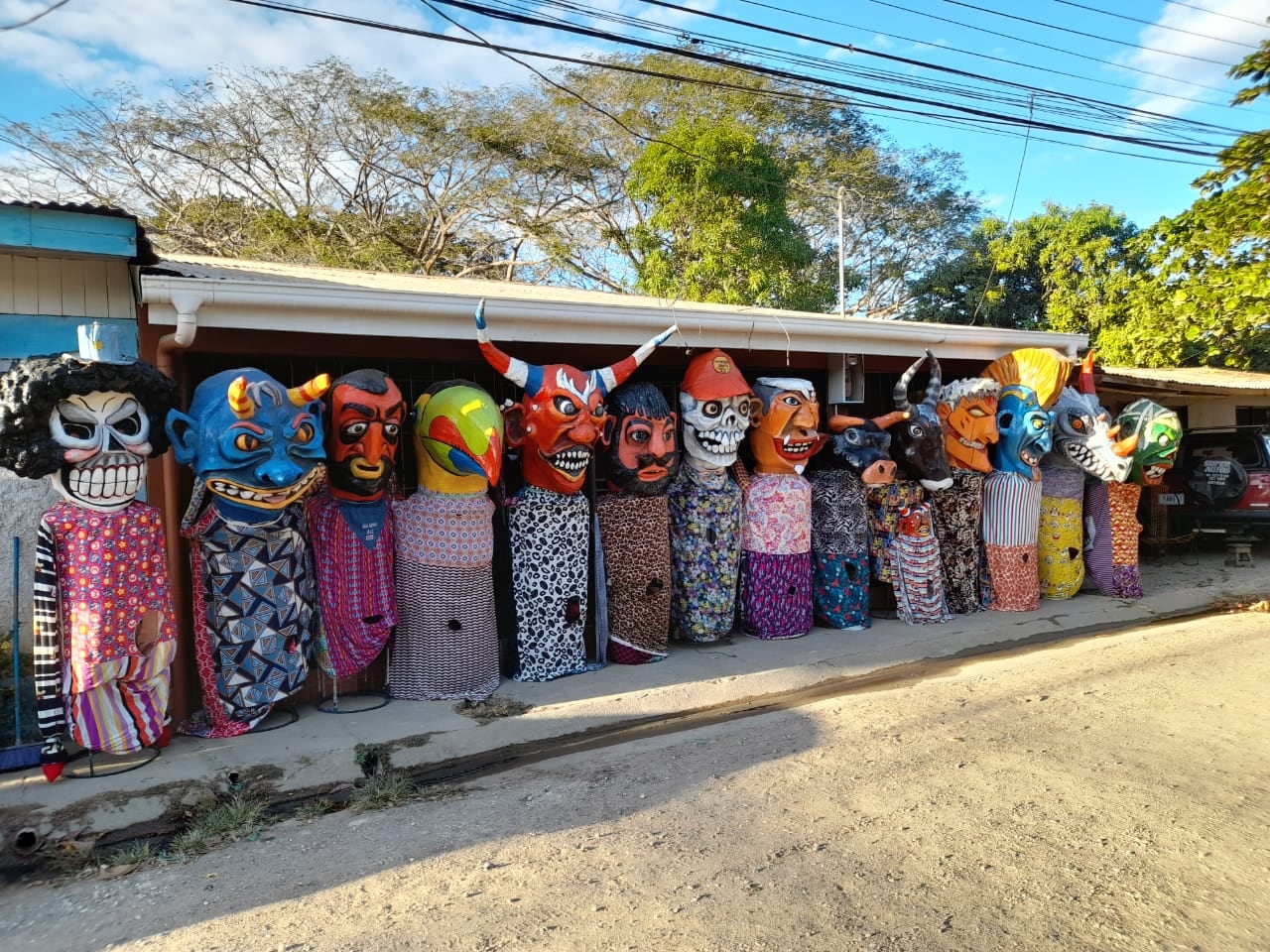 Hace como dos meses se viene catrineando el Gigante para estar bien guapo ya que se va para la edición XXI del Festival Internacional Itinerante de Canciones, Danzas y Expresiones Populares 2022, el cual se realizará en Cerdeña, Italia