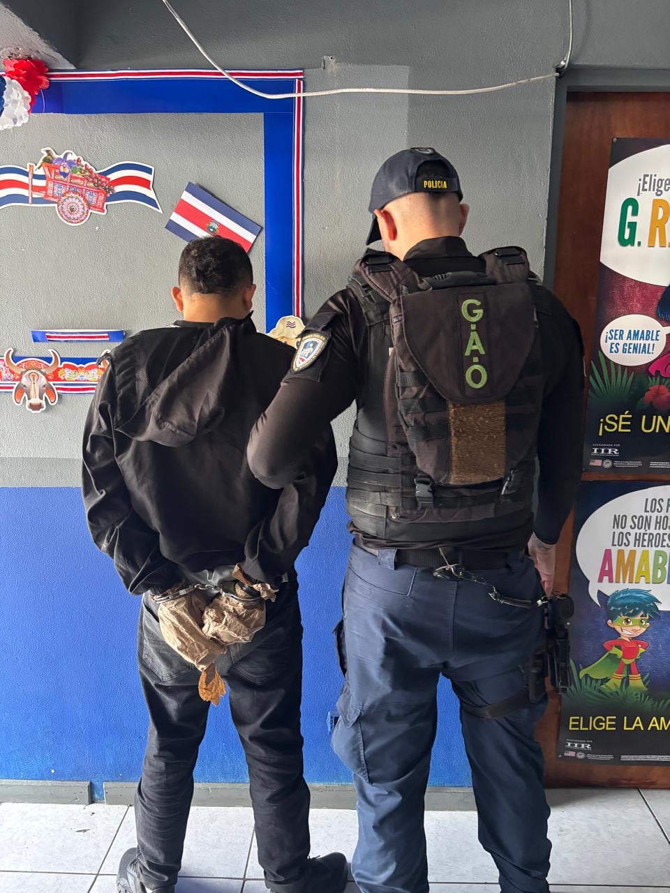 Los sospechosos habrían tratado de deshacerse de tres armas de fuego. Foto MSP.