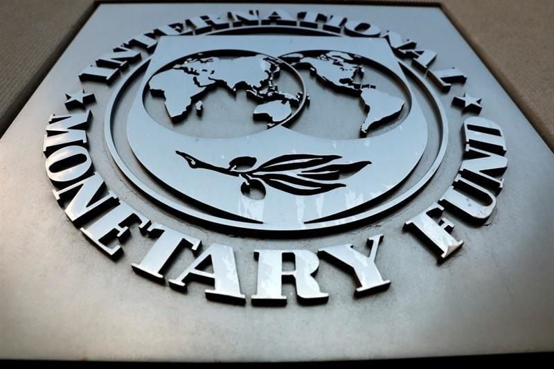 Logotipo metálico del Fondo Monetario Internacional (FMI) en la fachada de su sede.