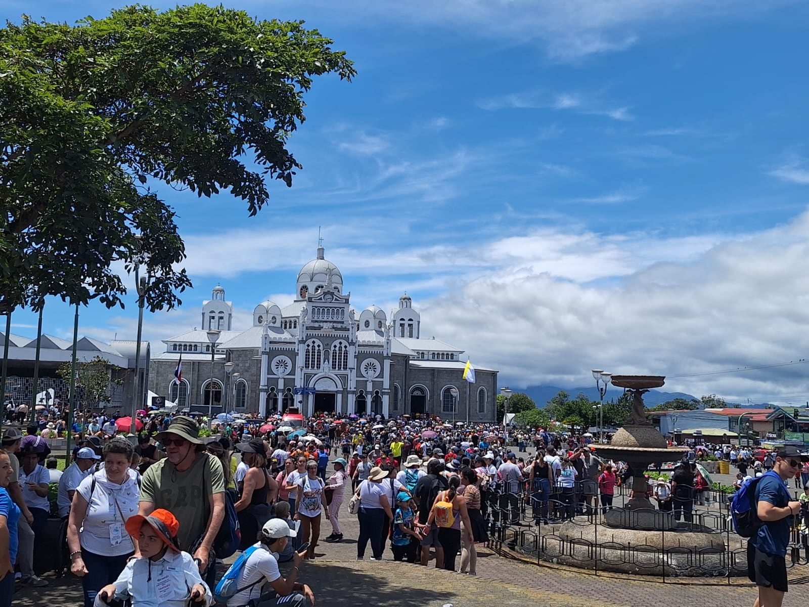 Romeros llegan a Basílica de los Ángeles