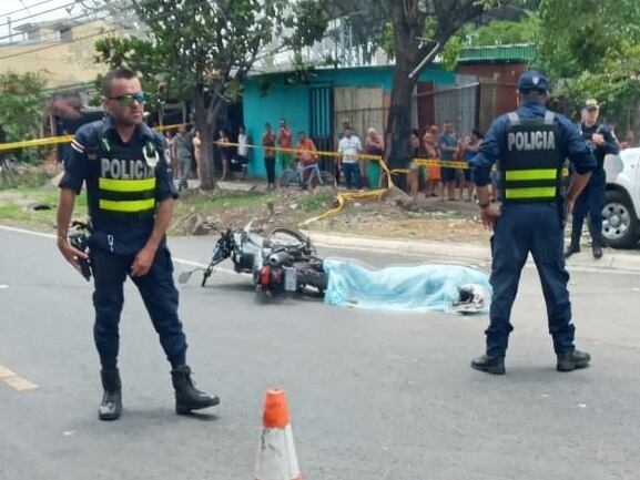 Motociclista es asesinado a balazos en Ciruelas de Alajuela. Foto Shirley Vásquez.