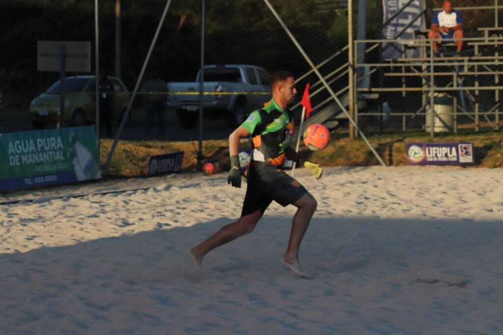 Eliott Mounoud, portero de fútbol playa. Prensa Liga Fútbol Playa.