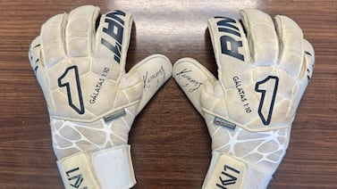 Keylor Navas donó sus guantes para ayudar a que los niños vuelvan a clases