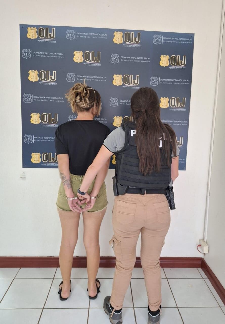 Según el OIJ, la misma mujer fue quien retiró los ¢10 millones que su familia pago por el rescate. Foto OIJ.