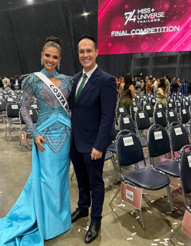 Rafa Pérez y su novia Mahyla Roth en el Miss Universo 2025 en Tailandia.