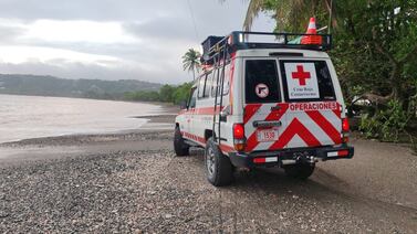 Dos hombres desaparecidos en el mar tienen en alerta a miembros de Cruz Roja y Guardacostas