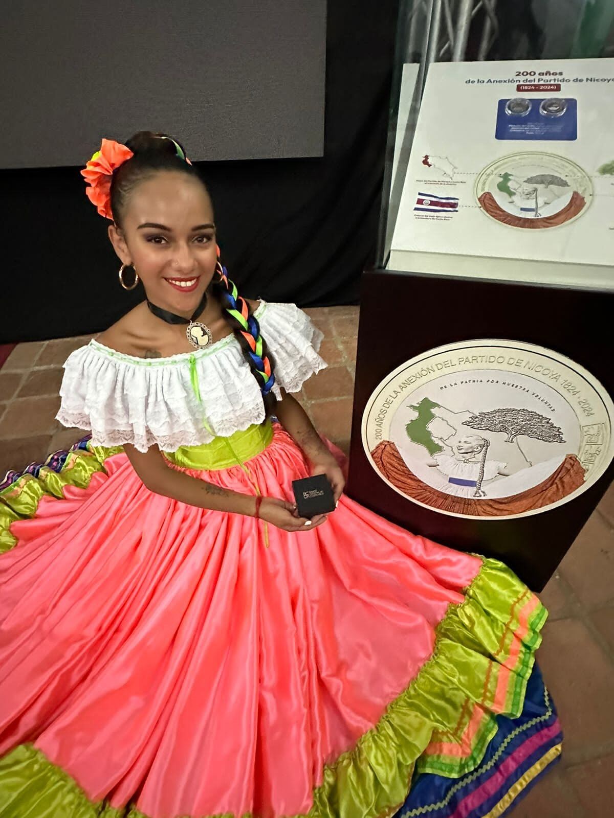 Karla Bustos Villavicencio tiene 18 años, vive en Alajuelita, es de puras y originales raíces guanacastecas y desde el pasado 24 de julio se convirtió, oficialmente, en la primera mujer en la historia del país que aparece en una moneda.