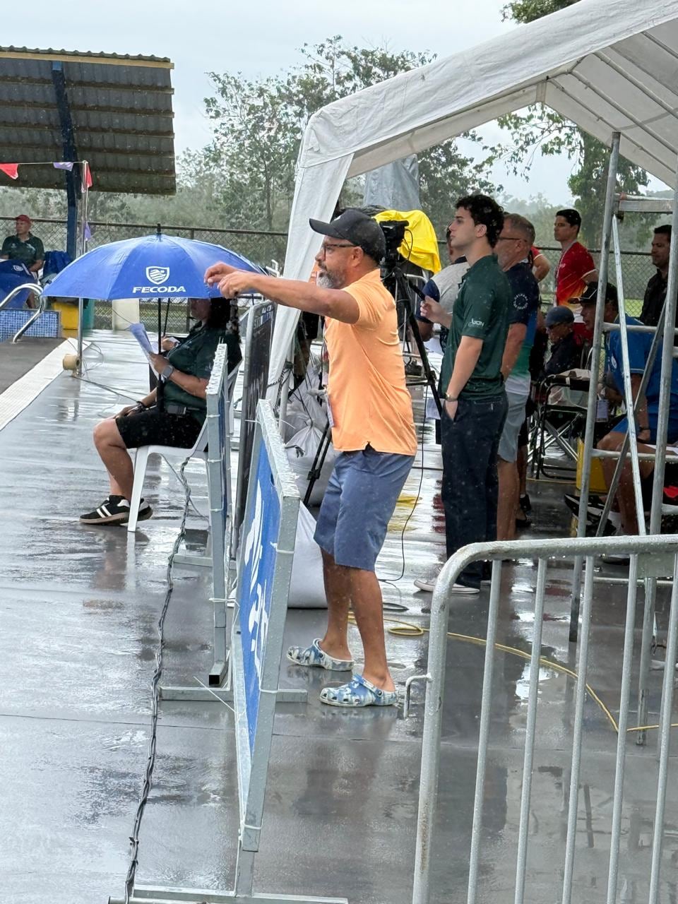 Olman Miguel Correa Ortiz es el técnico de natación del cantón de Santa Ana y se diferencia de sus colegas porque mientras sus atletas nadan él también “nada”, pero fuera de la piscina, de un lado para otro, gritándoles que “aprieten”