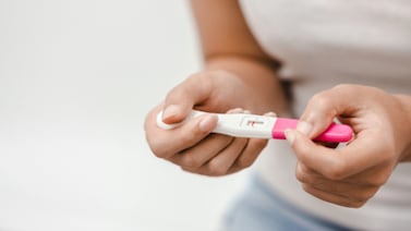 Mujer molesta: “Acepté hacer tríos con mi mejor amiga y mi novio, y ahora ella está embarazada de él”