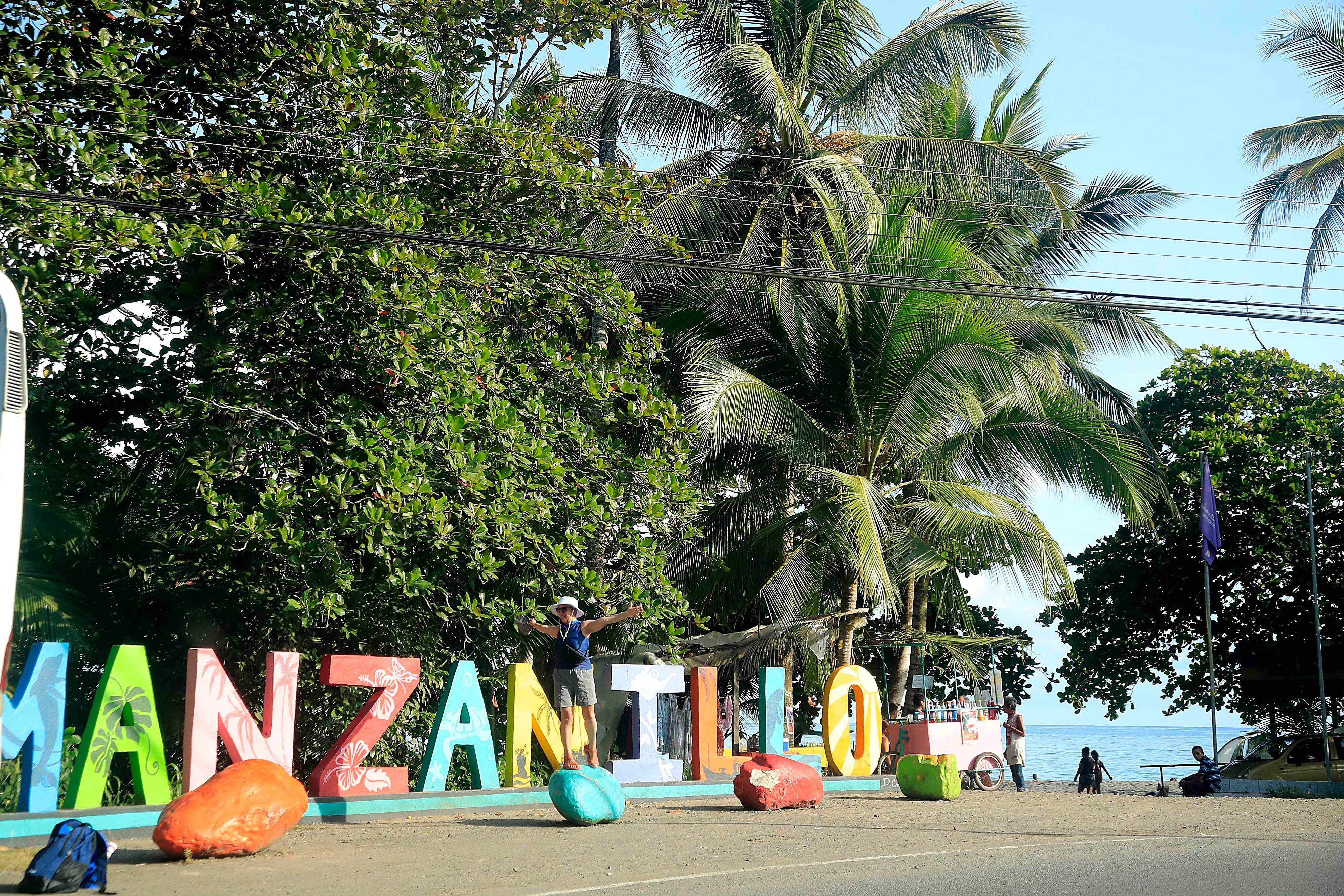 14/10/2023      Limón. Desde muy tempranas horas del día se vivió este sábado, en el atlántico de nuestro país, un gran ambiente en relación con el esperado eclipse anular de sol. Cientos de costarricenses se trasladaron a las playas del caribe sur para contemplar el anunciado acontecimiento astronómico del año, desde la parcialidad esperada para entre alrededor de las 10:15 a.m. y 1:50 p.m., pero sobre todo el punto de mayor esplendor apenas unos minutos después del mediodía. Foto: Rafael Pacheco Granados
Tempranas horas del día; Atlántico; Gran ambiente; Eclipse anular de sol; Playas del caribe sur; Acontecimiento astronómico; Parcialidad; Punto de mayor esplendor
Eclipse anular de sol