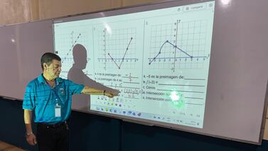 Señor de 68 años va todos los días al colegio porque desea cumplir un sueño