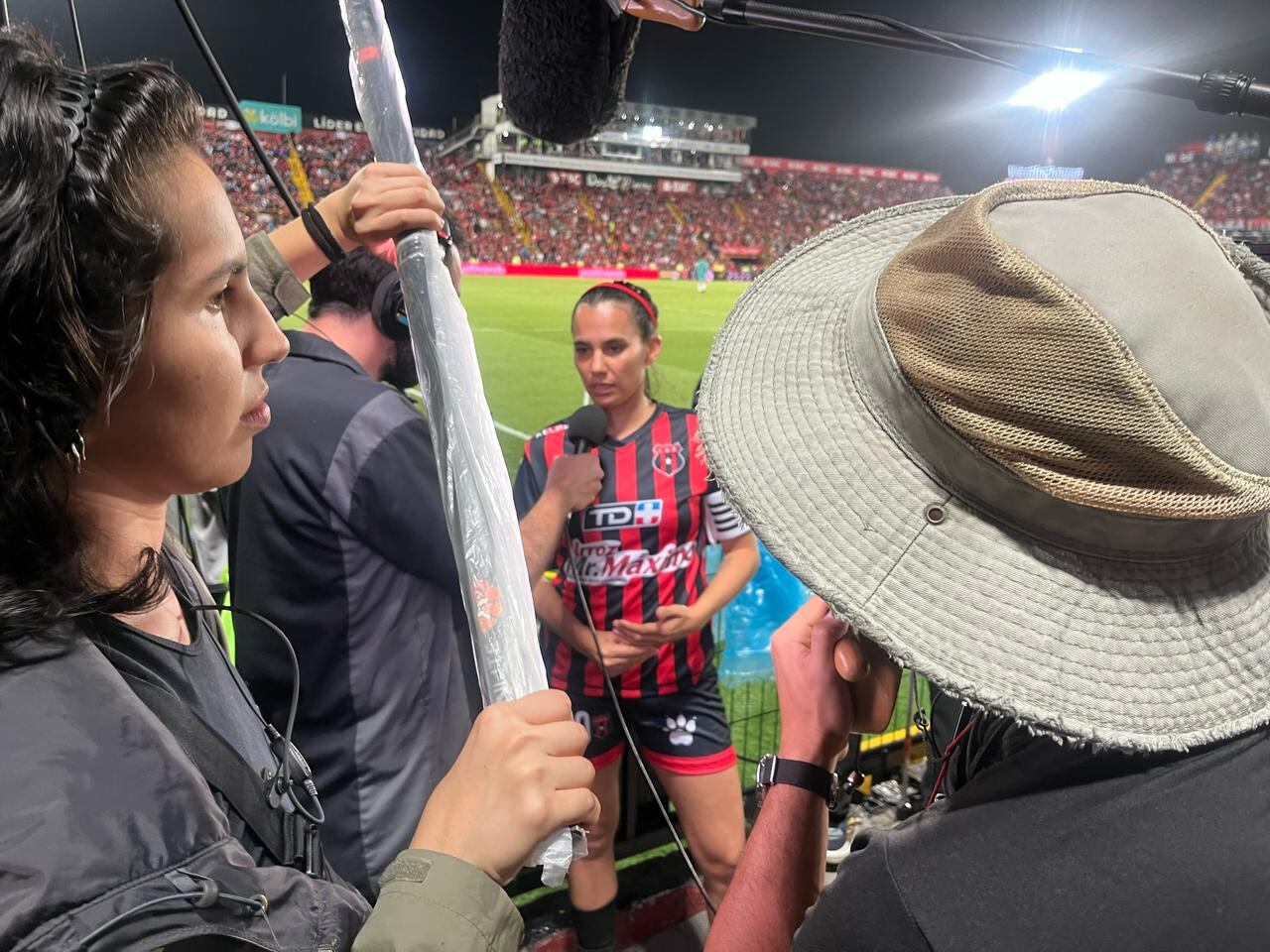 Adriana Álvarez interpreta a Shirley Cruz y también participa como productora ejecutiva.