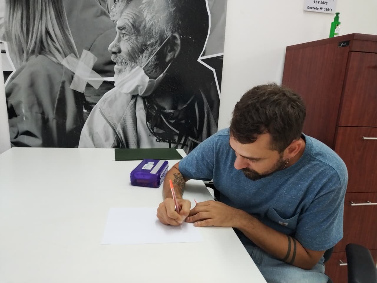 La Fundación ProMundo, organización no gubernamental sin fines de lucro con 20 años de labor humanitaria y reconocida en Costa Rica por el impacto de su proyecto "Chepe se Baña", inauguró +HUMANOS, un nuevo espacio de atención integral en salud diseñado para brindar servicios médicos a personas habitantes de calle, en condición de pobreza extrema y migrantes en tránsito. En la foto, Eduardo Vásquez