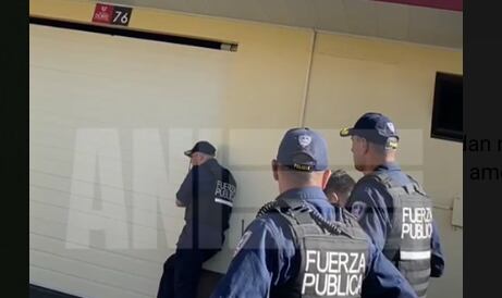 Un niño se convirtió en un aliado necesario para los oficiales de la Fuerza Pública que rescataron a una mujer que en apariencia era amenazada dentro de la habitación de un motel en San José. Foto: Cortesía