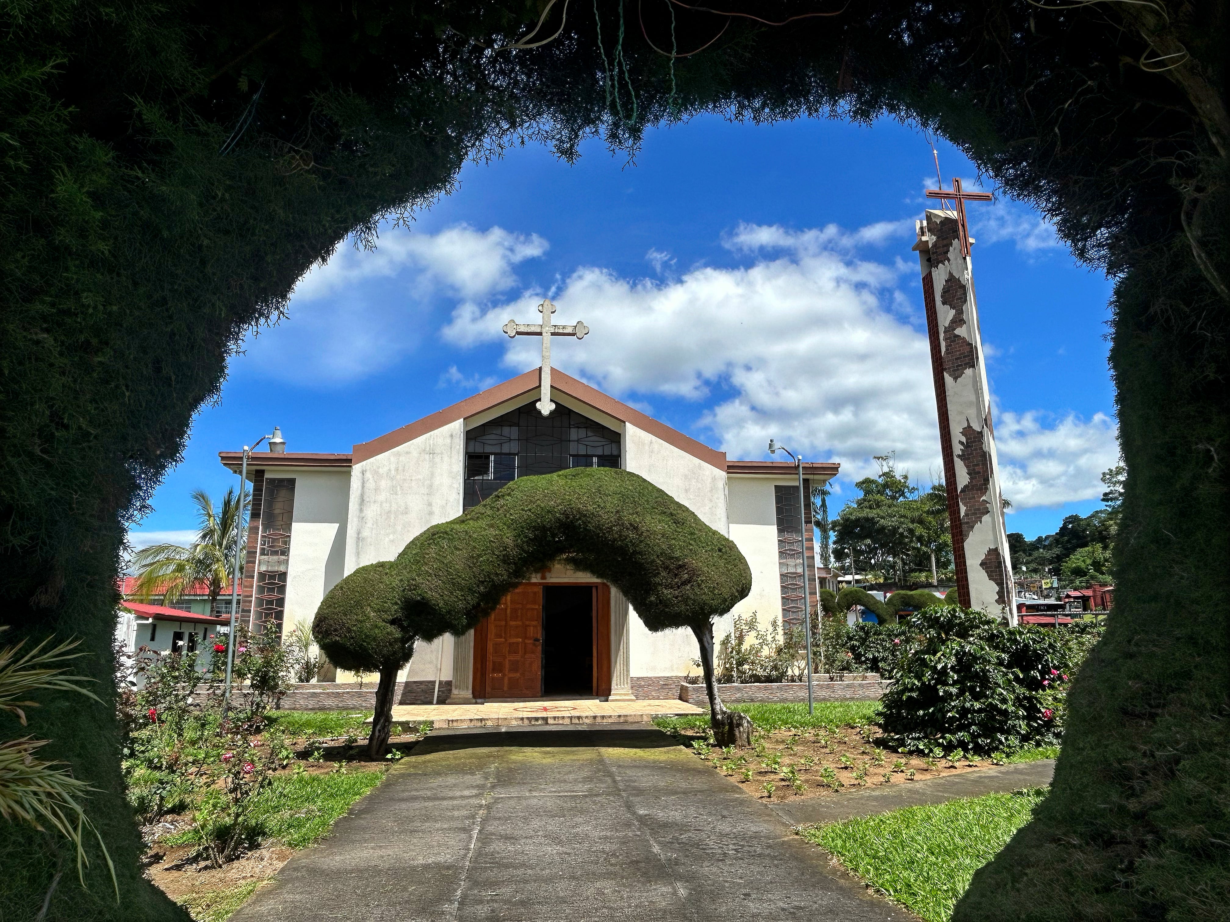 Iglesia de San Isidro de Alajuela, única en el país con su propio cafetal