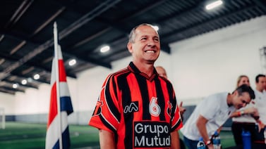 Wilmer López no pudo contener las lágrimas durante acto en el que Alajuelense le rindió homenaje