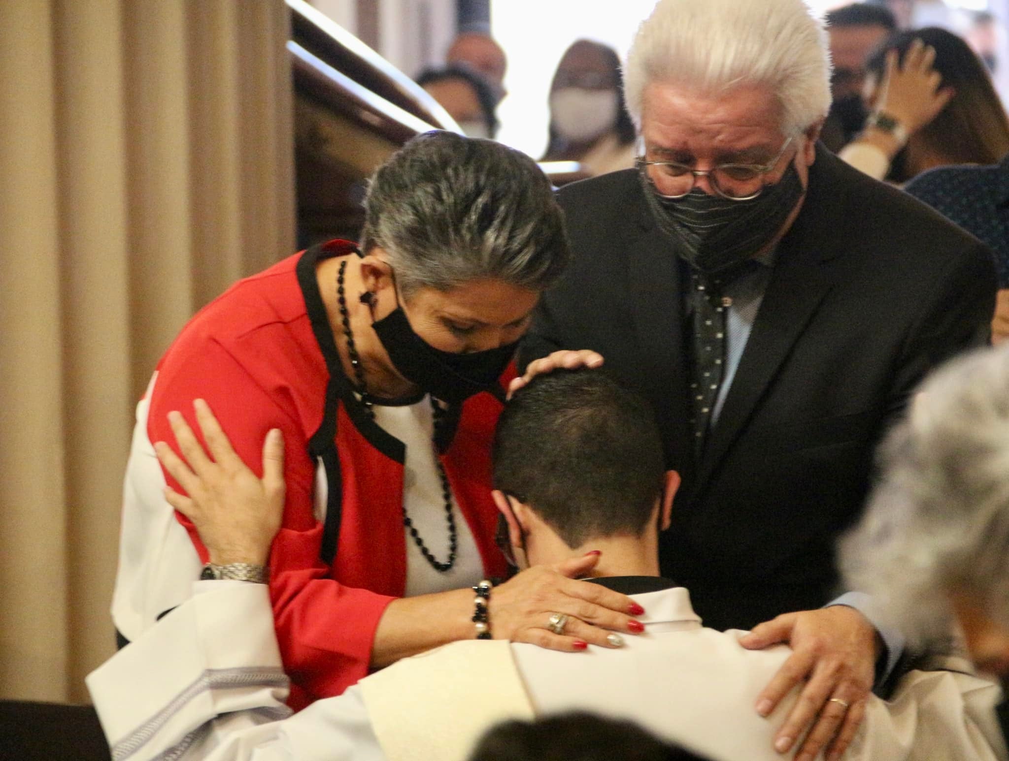 Siete nuevos sacerdotes fueron ordenados este miércoles 8 de diciembre en la catedral Metropolitana Santuario Nacional San José. En la foto el nuevo padre, José Joaquín Solano Ramírez, es felicitado por sus papás, doña Olga Ramírez y don Joaquín Solano.