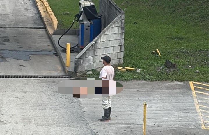 Varios billetes quedaron tirados alrededor de la cabeza del hombre. Foto cortesía.