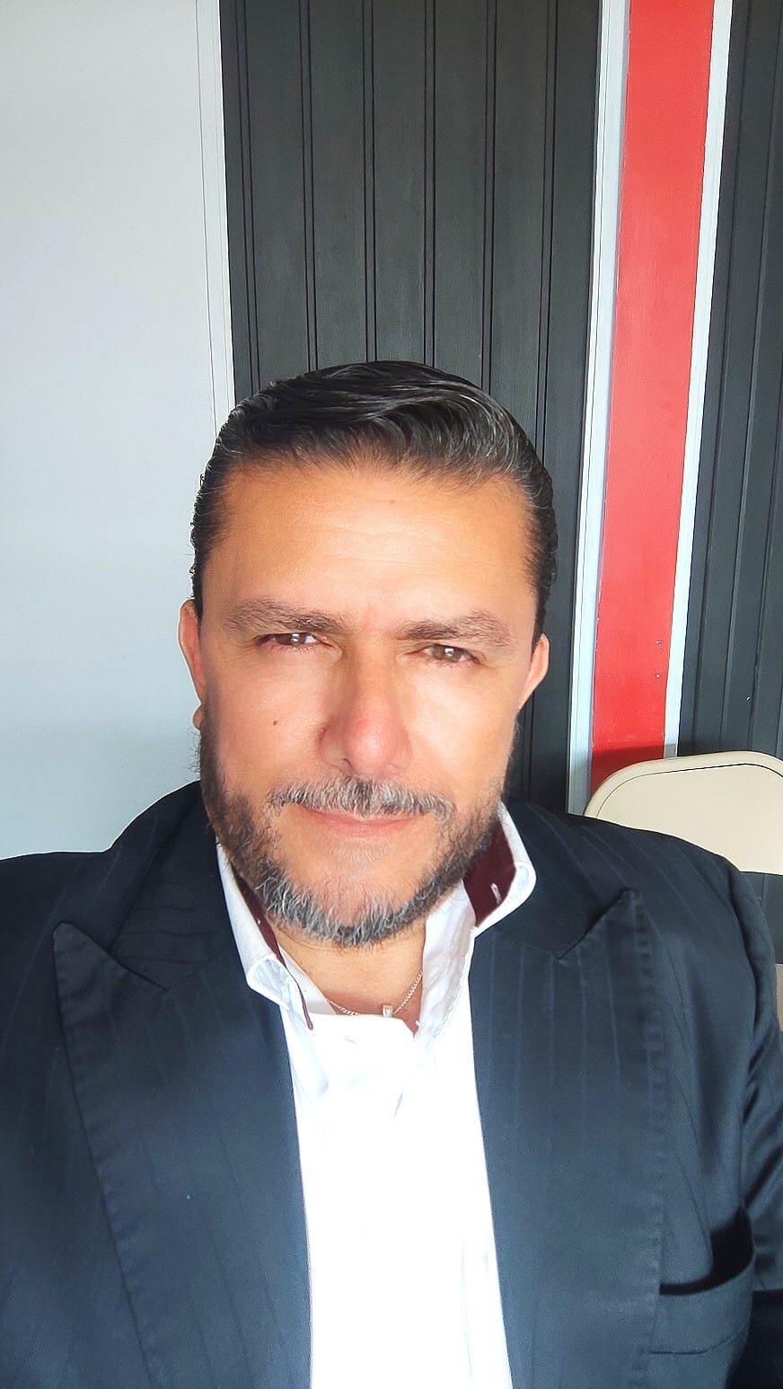 Radio Puntarenas, logo, y sus locutores Mauricio Calderón y Aleks Morales.