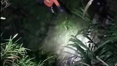 Mujer vivió noche de pesadilla al caer con su carro a río