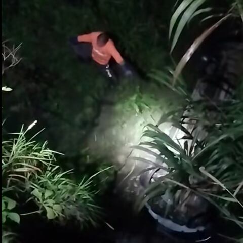 El carro cayó al cauce del río Tures. Foto Chepito Digital.