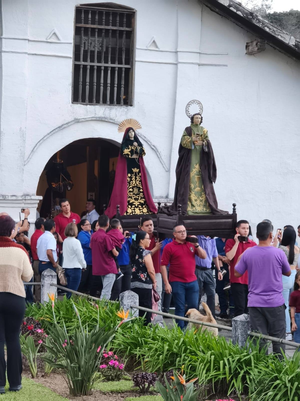 लुईस अलेजांद्रो चावेरी चावेझ, 30 वर्षांचे आणि ओरोसी डी कार्टागोचे रहिवासी, 22 वर्षे ओरोसी येथील वसाहती मंदिरात स्वयंसेवक मार्गदर्शक म्हणून काम करत होते आणि मंदिर नूतनीकरणासाठी बंद असल्यामुळे त्यांना आता आर्थिक गरज आहे. 25 जानेवारी 2026 रोजी चर्चला सुट्टी देण्यात आली.