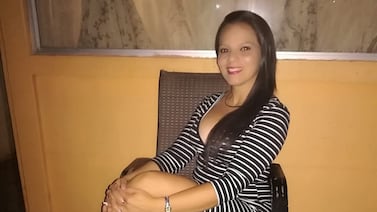 “Ella estaba ilusionada”: Mujer que volvía de fiesta del trabajo murió violentamente en la entrada de su casa