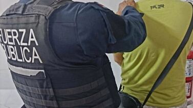 Hombre andaba 23 tarjetas de débito robadas y una millonada en efectivo