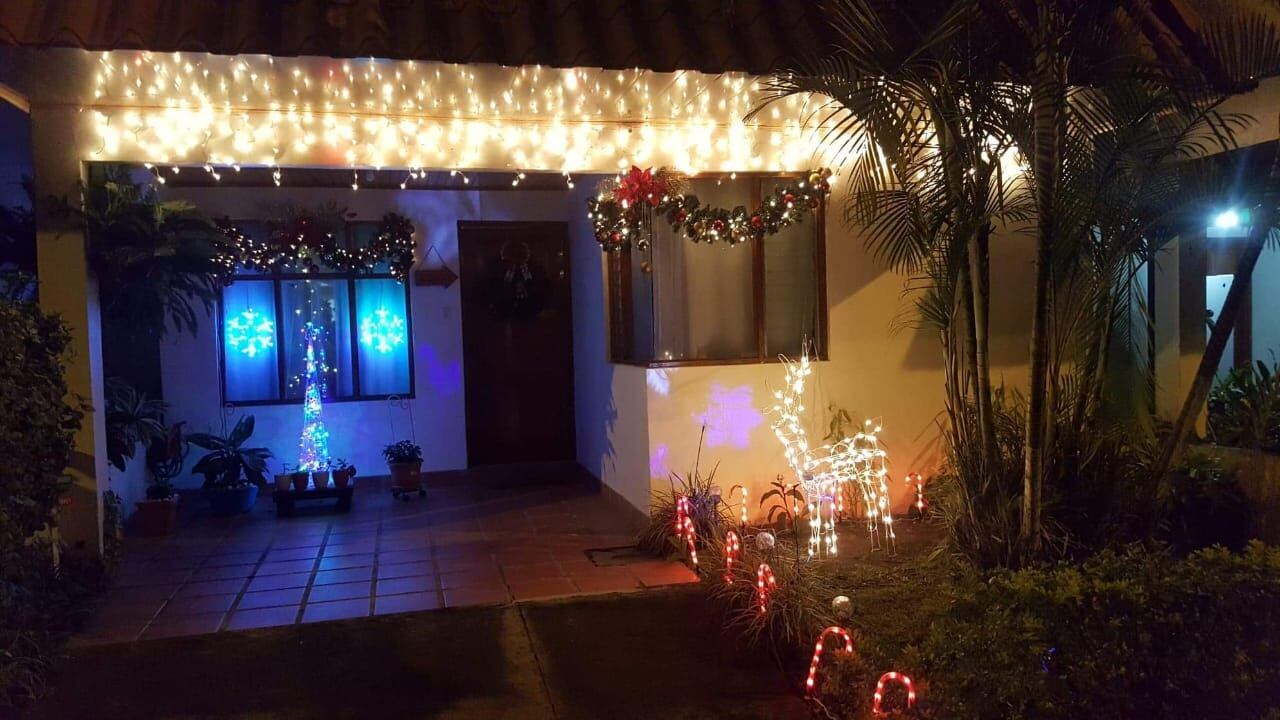 Luis Fajardo Marchena, quien tiene 45 años y no se aguantó las ganas de adornar desde ya su casa.