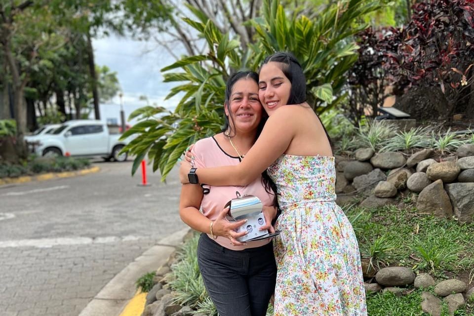 Arlyn Jiménez y Ginia Monge están muy emocionadas porque podrán ir al concierto de Chayanne.