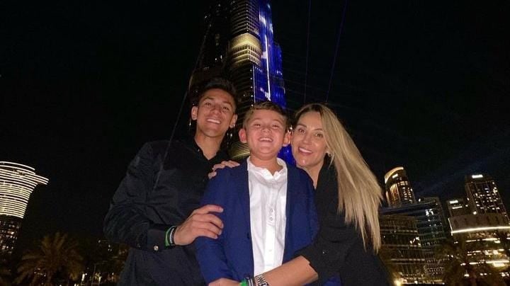 El defensor Óscar Duarte y su esposa le dieron una linda sorpresa a su hijo