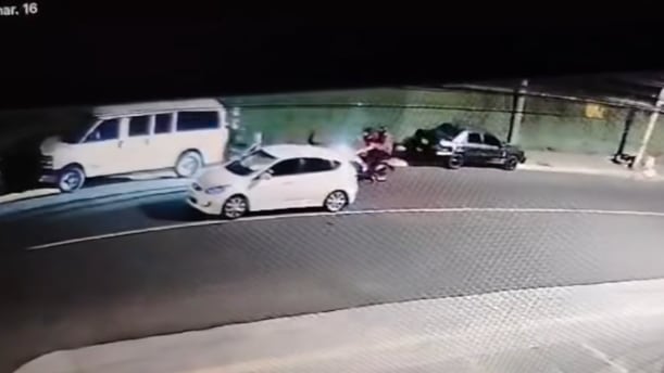 Un video captó cuando los ocupantes de un carro y una moto cometieron un doble homicidio y atentaron contra un tercer hombre en barrio Reina de los Ángeles, en Hatillo, San José. Foto: Captura de video