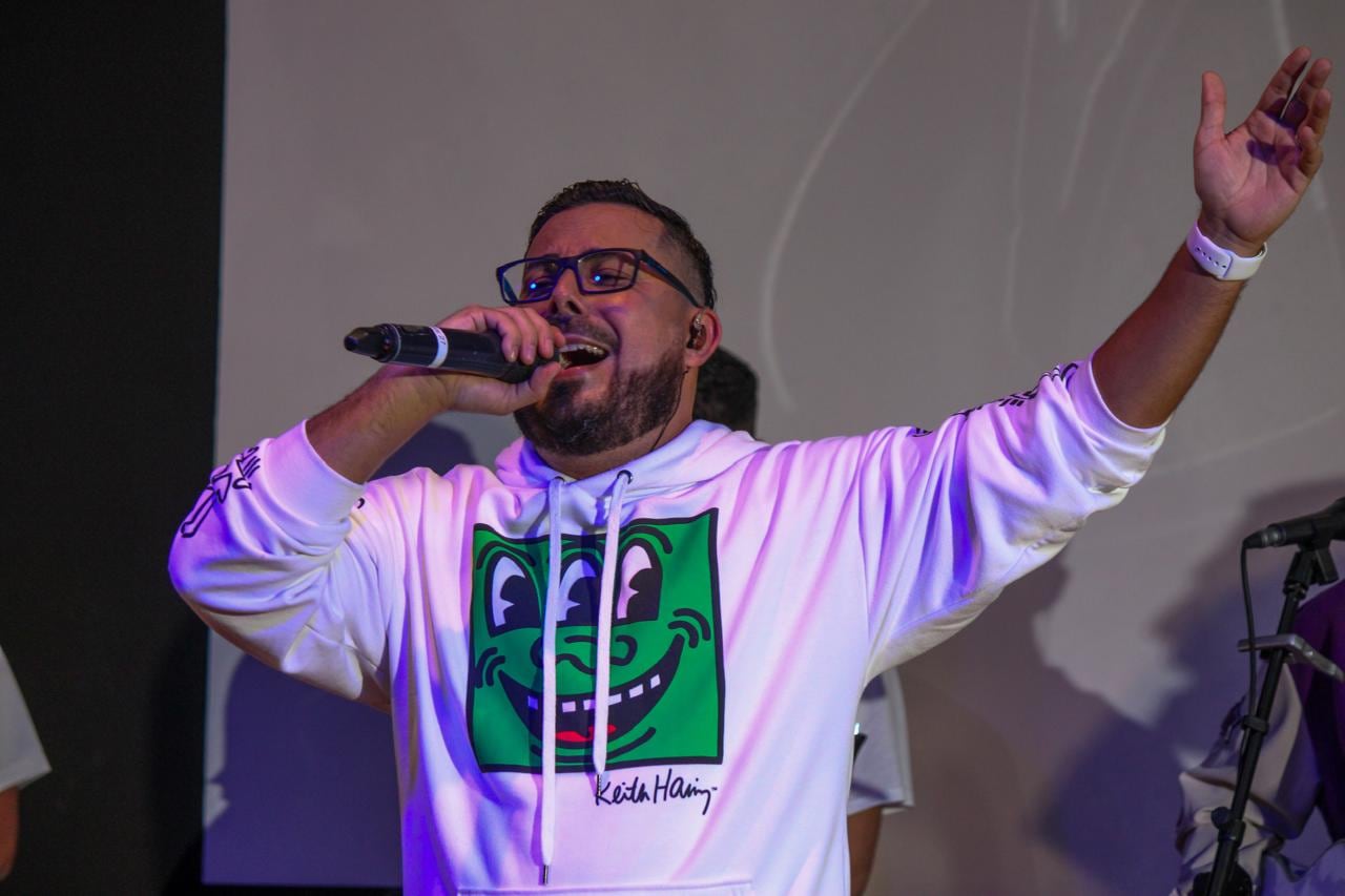 Carlos Crawford Pérez, mejor conocido en el ámbito musical cristiano como “Consejero”, vive uno de los momentos más grandes de su carrera: ser parte de un disco prenominado a los Latin Grammy Awards 2025 en la categoría de Género Cristiano Urbano.