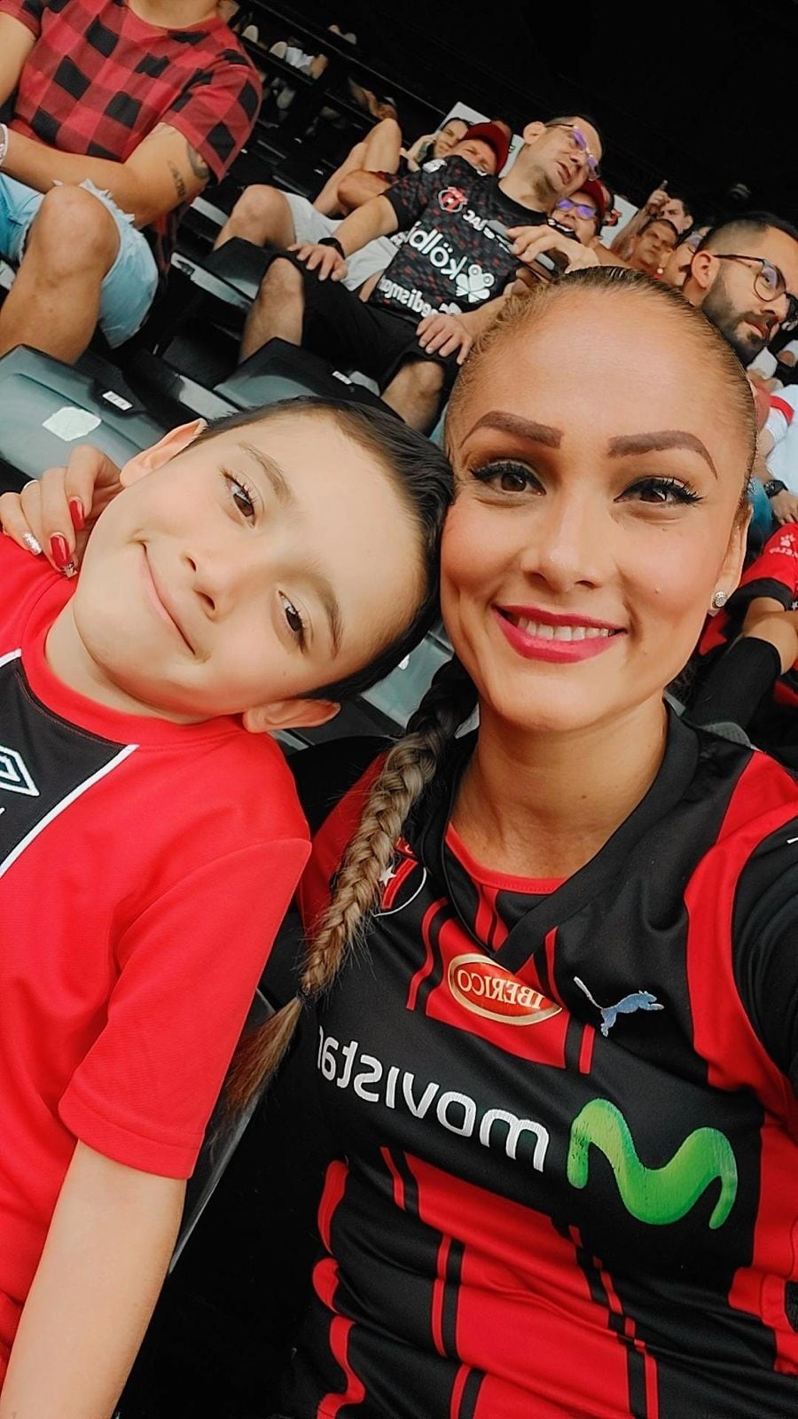 Loretta Quintana tiene 39 años y su mamá, doña María Jiménez, tiene 75 años, ambas son fieles ejemplos de que la devoción a la virgen de los Ángeles salva vidas y dan vida porque gracias a que le rezaron una novena a la Patrona de Costa Rica lograron dos milagros. En la foto Loretta con su hijo, Kiam Quintana.