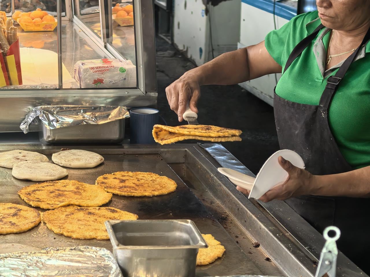 Los festejos populares son eventos masivos que reúnen a personas de todo el país como parte de las celebraciones de fin y principio de año. Estas actividades se desarrollan en el Campo Ferial de Zapote, en el sector de Curridabat y en Belén de Heredia, y cuentan con la autorización sanitaria correspondiente.