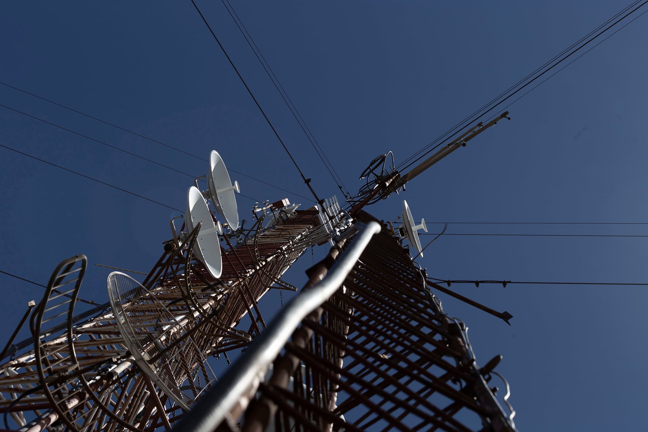 La precariedad de un grupo de trabajadores que da mantenimiento a las torres de transmisión de radio y televisión en la cima del volcán Irazú es captada por medio de la palabra y la fotografía por Paulo Ruiz Cubillo, vulcanólogo de la Escuela Centroamericana de Geología de la Universidad de Costa Rica (UCR)