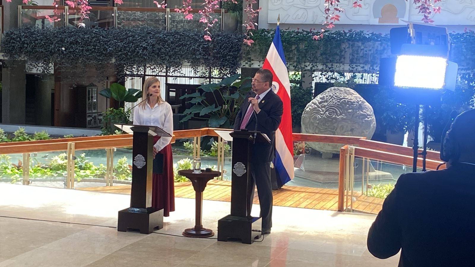 Rodrigo Chaves designó a Laura Fernández, presidenta electa, como su ministra de la Presidencia.