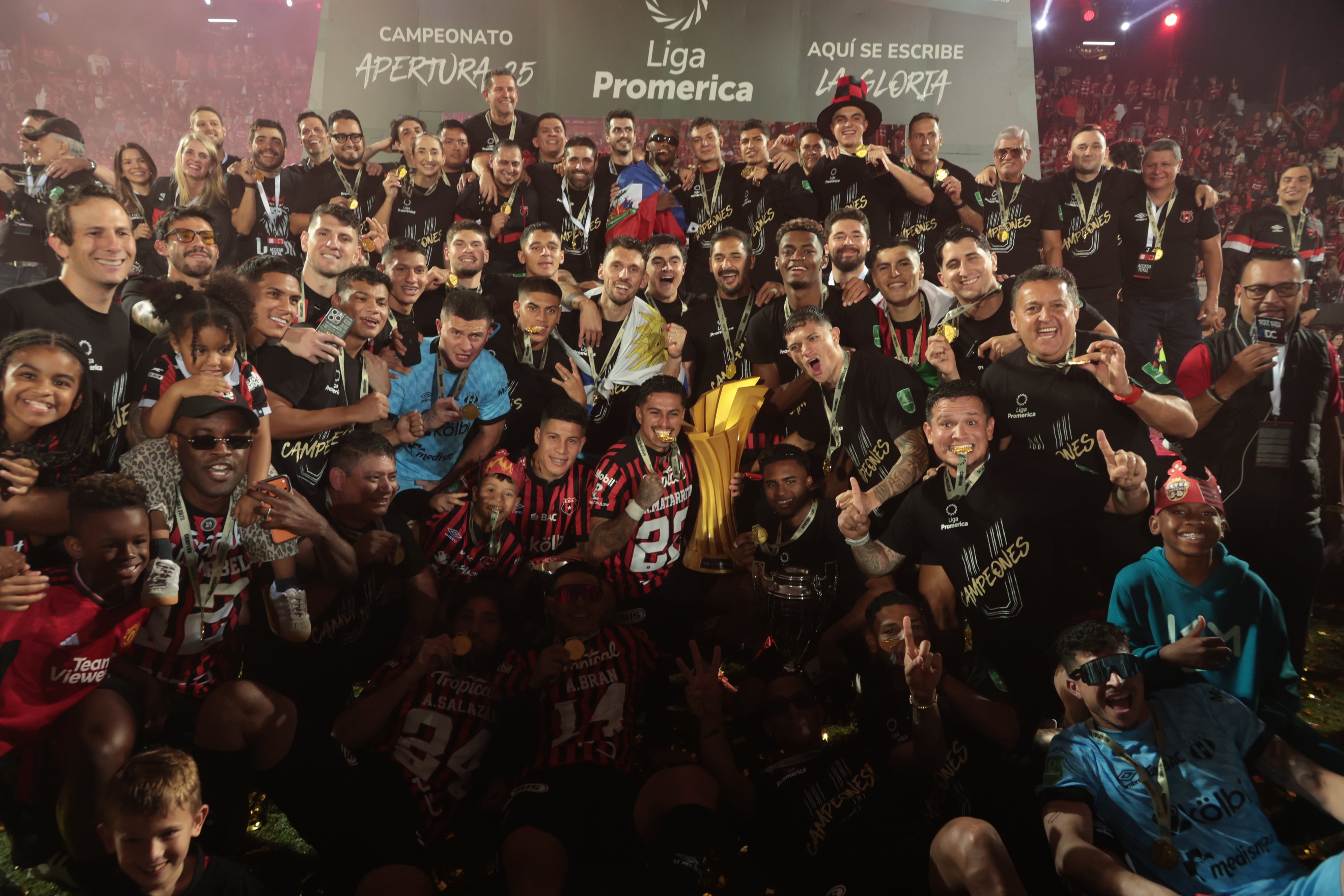 20/12/2025/ partido de ida entre Liga Deportiva Alajuelense vs Saprissa por el partido de vuelta de la final del Torneo apertura de la Liga Promerica 2025 en el estadio Alejandro Morera Soto / foto John Durán