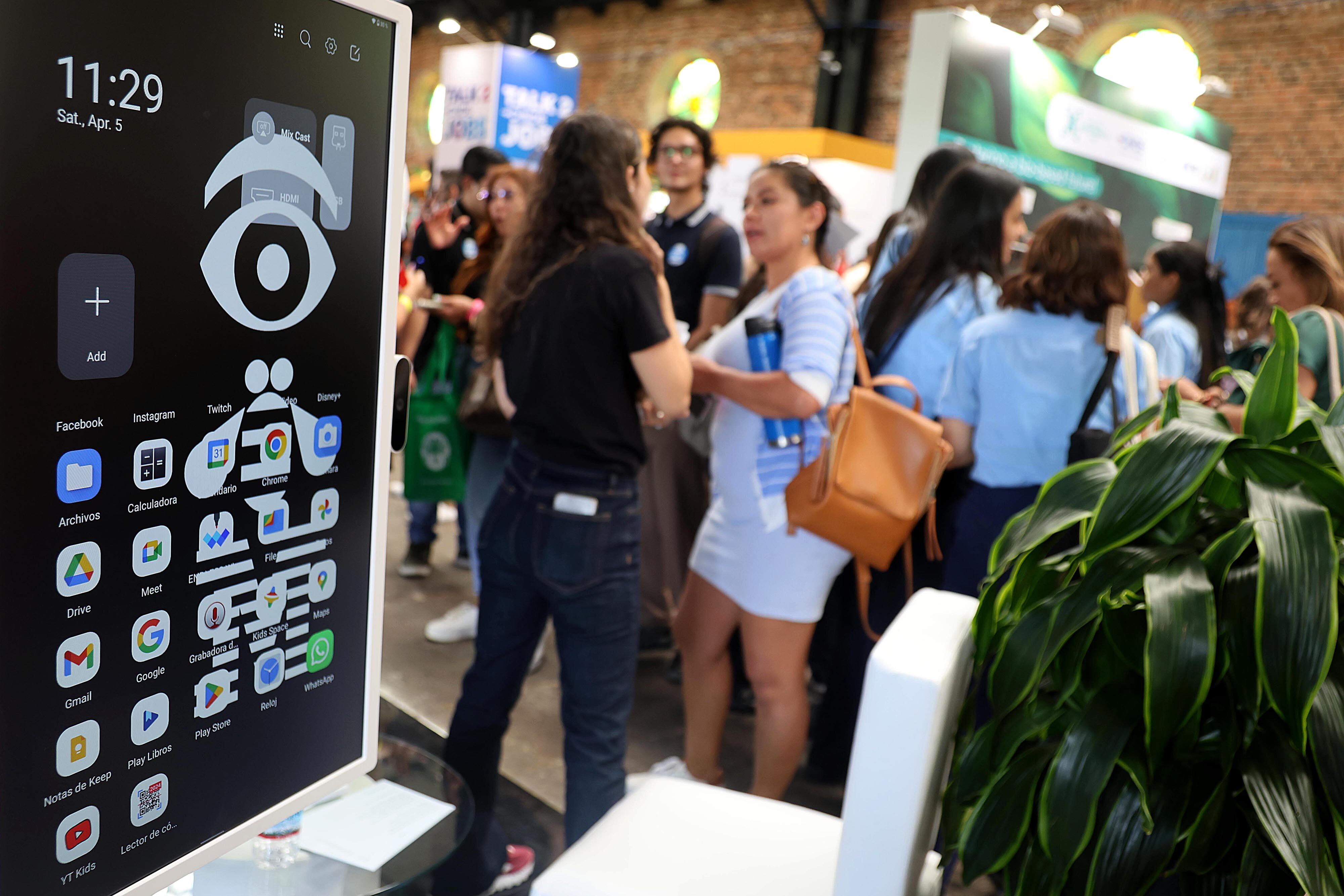 05/04/2024       Antigua Aduana, San José. Cientos de personas asistieron este viernes, desde muy temprano, a la feria de empleo multilingüe. Foto: Rafael Pacheco Granados