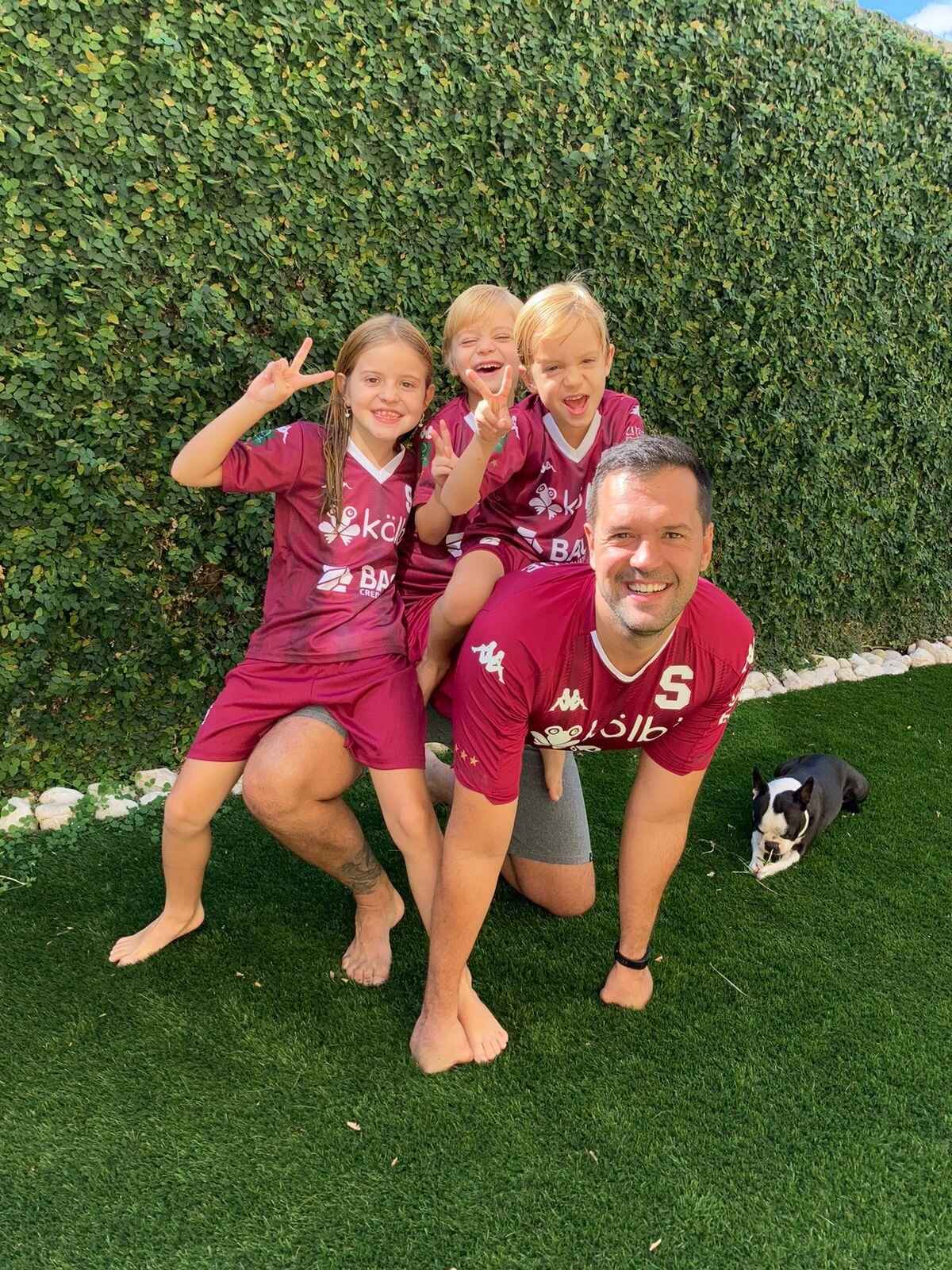 Federico Umaña le heredó la pasión por el morado y blanco a sus hijos Luciana, Gabriel y Daniel. Cortesía.