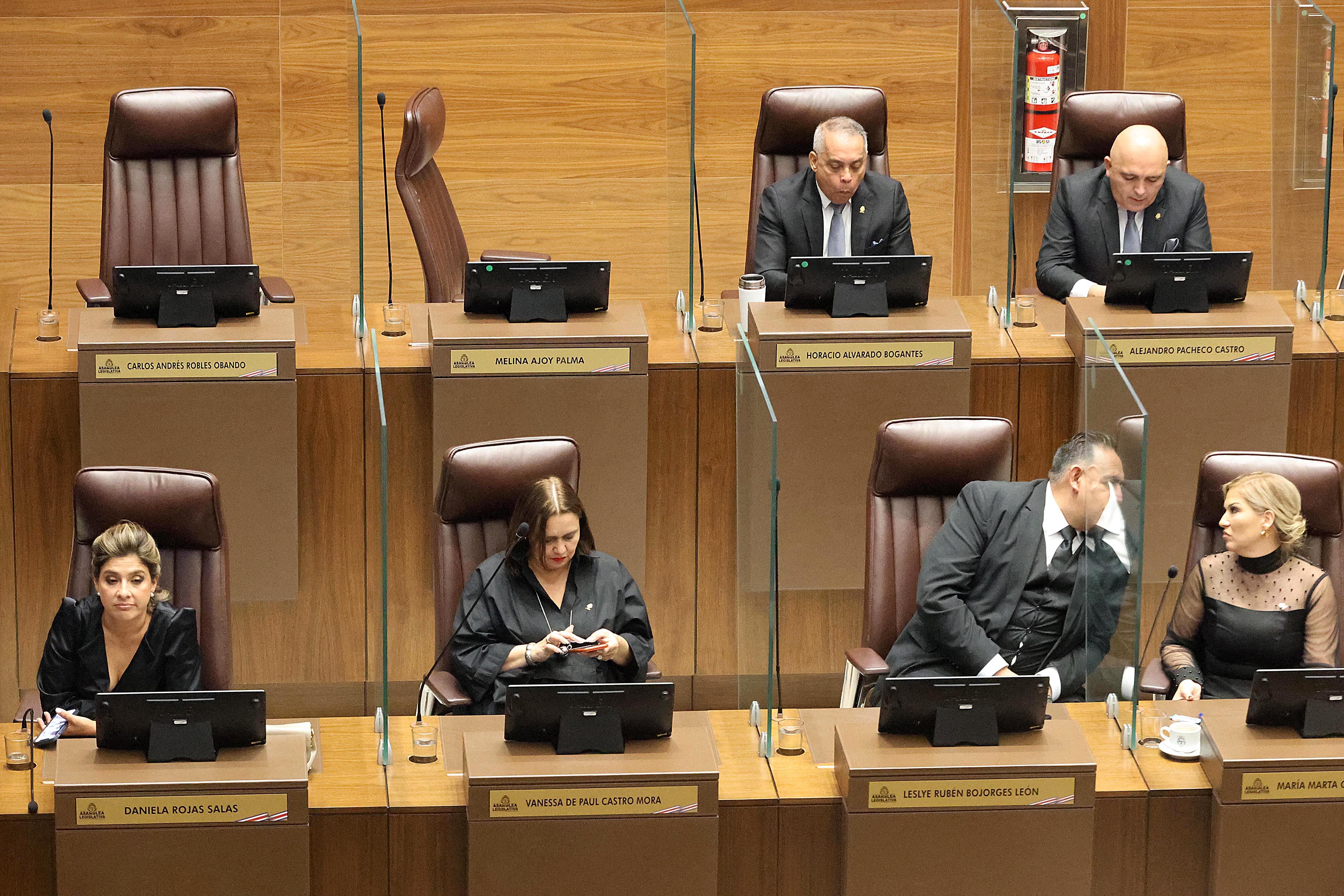 01/05/2024 Asamblea Legislativa. Sesión Solemne Primero de Mayo. Elección y cambio de directorio legislativo. La curul de la diptuada socialcristiana Vanessa Castro ahora se ubica en medio de la de Daniela Rojas y Leslye Bojorges. Foto: Rafael Pacheco Granados