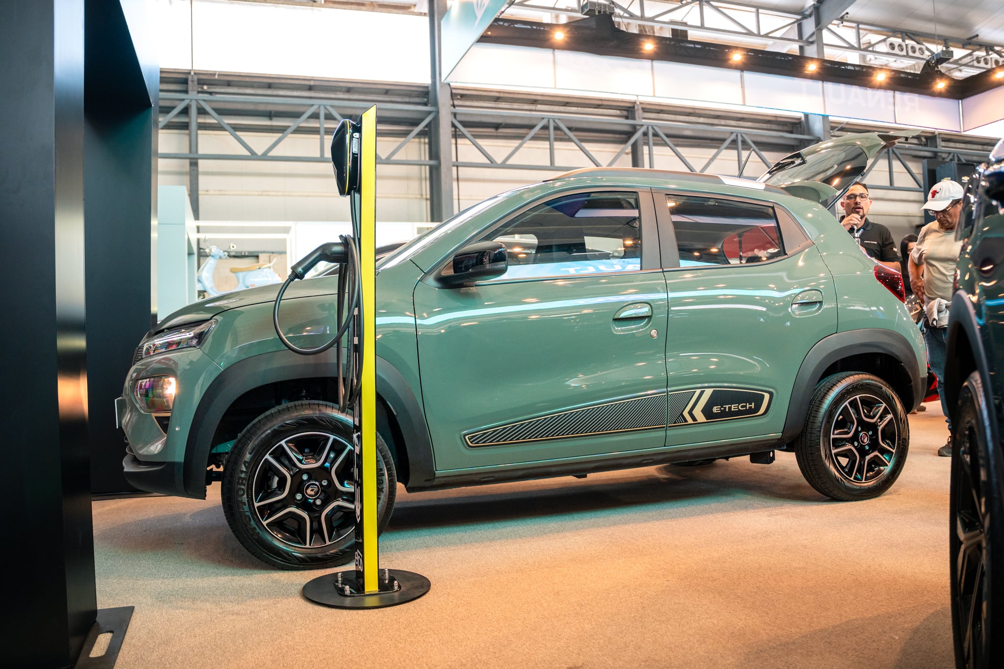 Renault eléctrico, es el KWID-E-TECH el cual nos sedujo porque lo están vendiendo en 16 mil dólares, eso son 8 millones de colones.