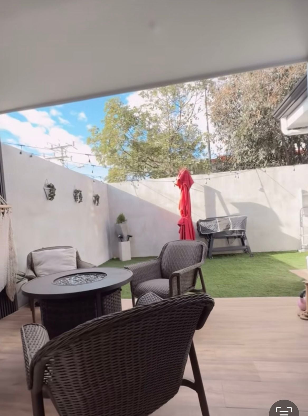 मॉन्टसेराट डेल कॅस्टिलो ला तेजा हे घर आहे