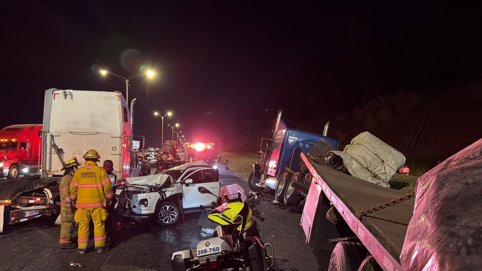 El violento choque ocurrió sobre la autopista General Cañas. Foto Bomberos.